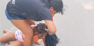 Mulher corta cabelo e roupa de amante