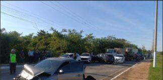 Engavetamento entre moto e seis carros deixa dois feridos em Várzea Grande